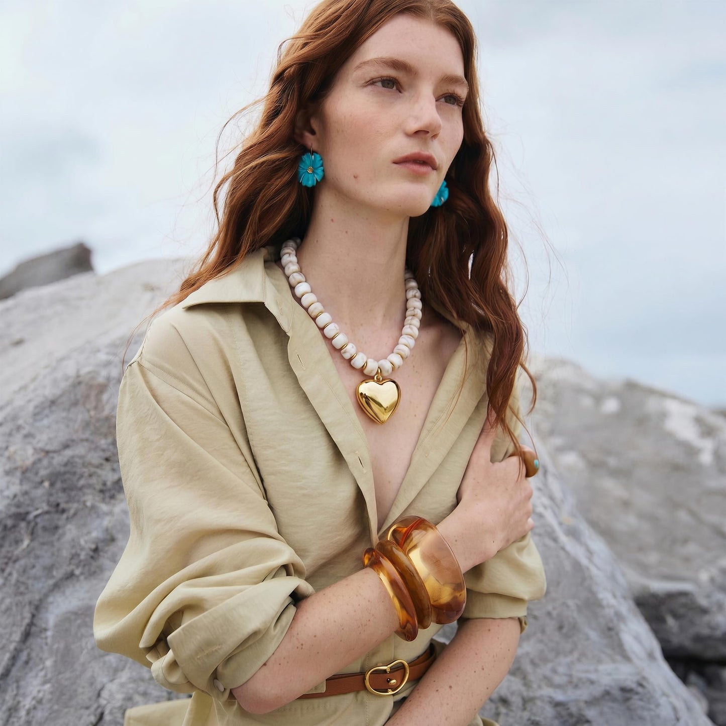 MIUSISHIYU Caramel Beige Faux Stone Resin Chunky Necklaces for Women, Trendy Beaded Puffy Gold Heart Pendant Statement Choker, Lightweight Boho Y2K Summer Beach Jewelry