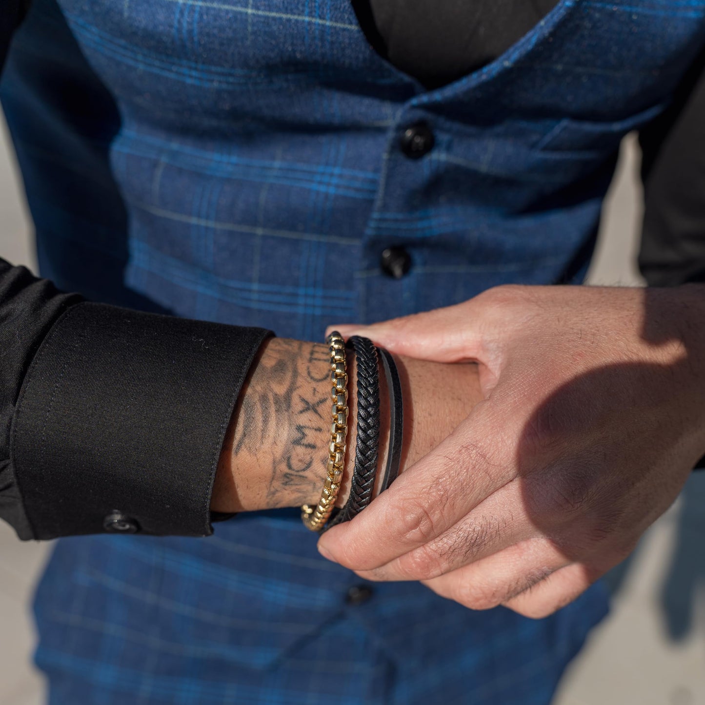 SERASAR Pulseras para hombre Caja de regalo oro 23cm Piel vacuno trenzada cuero genuino Cierre magnético ajustable joyería múltiples capas Hombres