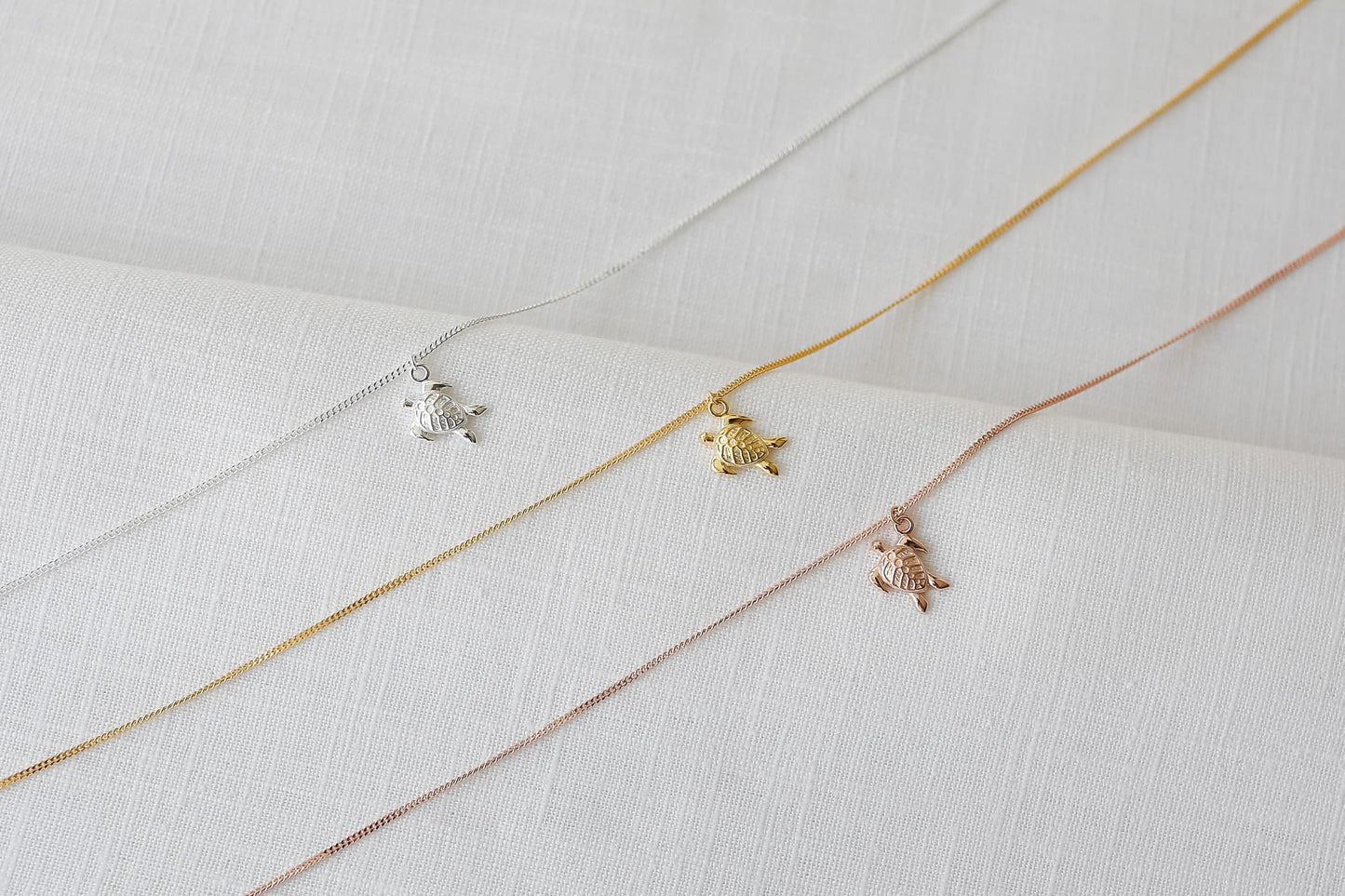 LUUK LIFESTYLE Necklace with turtle pendant and HAPPINESS gift card, 925 sterling silver, 19” chain length, jewelry for everyday life, beach, summer, tropical motif, water and sand resistant, gold