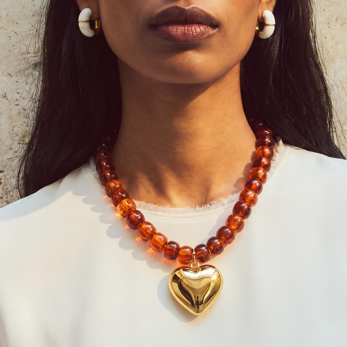 MIUSISHIYU Amber Brown Faux Stone Resin Chunky Necklaces for Women, Trendy Beaded Puffy Gold Heart Pendant Statement Choker, Lightweight Boho Y2K Summer Beach Jewelry