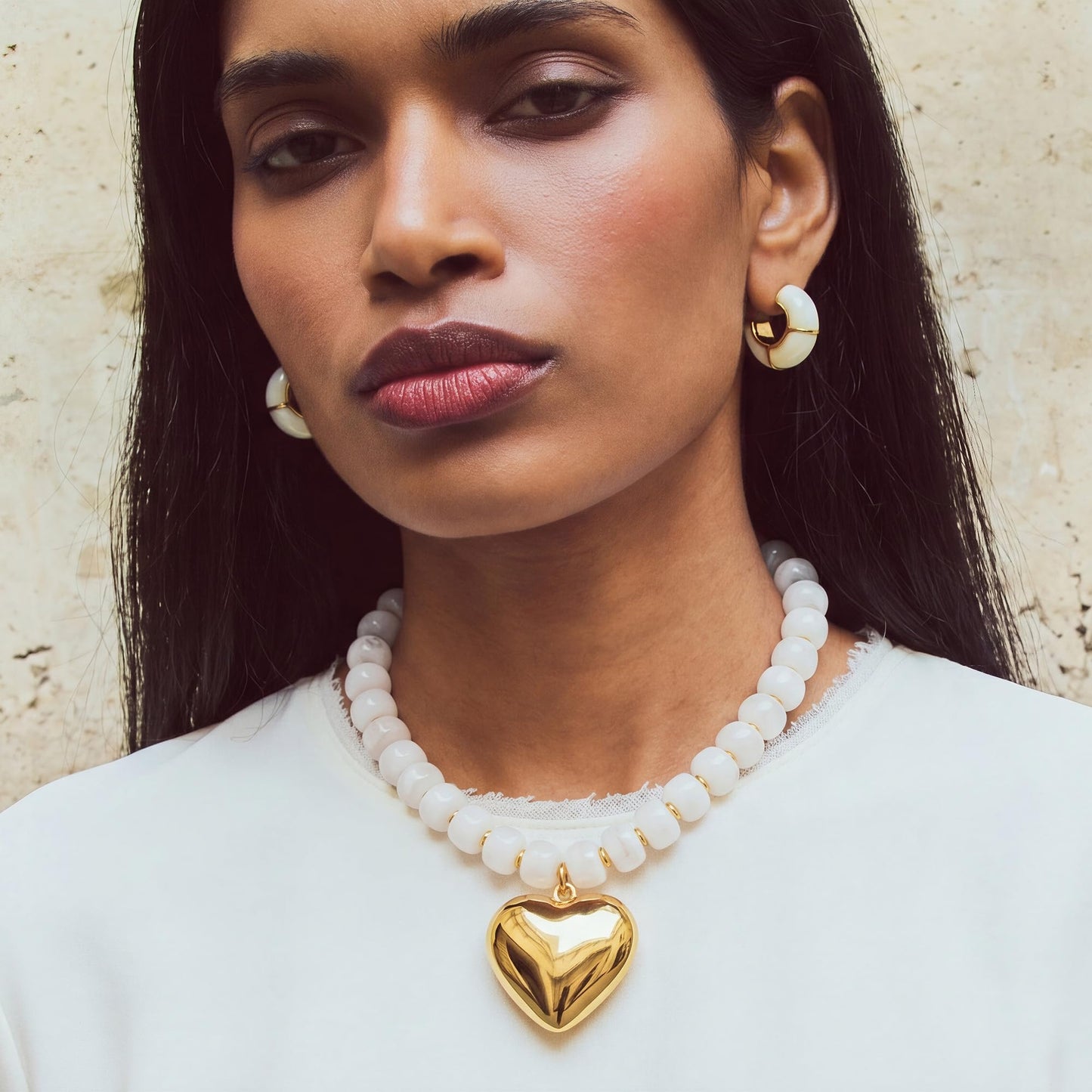 MIUSISHIYU Cream White Faux Alabaster Resin Chunky Necklaces for Women, Trendy Beaded Puffy Gold Heart Pendant Statement Choker, Lightweight Boho Y2K Summer Beach Jewelry