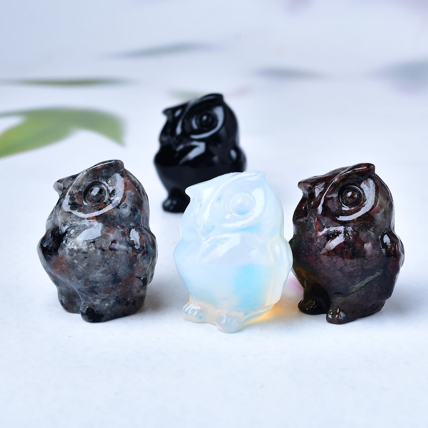 WUYOUSHI Natural Garnet Crystal Owl Decor Healing Stone Crystal Pocket Figurine Statue Hand Carved Polished Natural Gemstone Office Desk Meditation Spiritual Gift