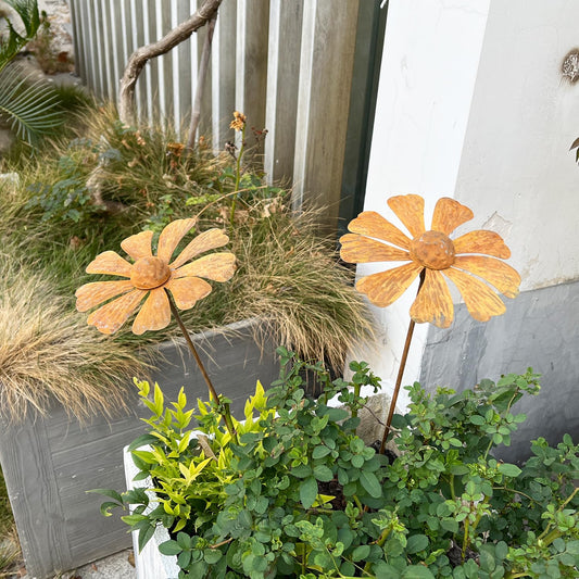 SWNACOR 2 PCS Rustic Chamomile Garden Decor for Outside,Metal Flower Bed Decorations，Rusty Flower Art Spring Decor,Garden Stakes Decorative,Chamomile Outdoor Sculptures and Yard Art, Lawn Ornaments