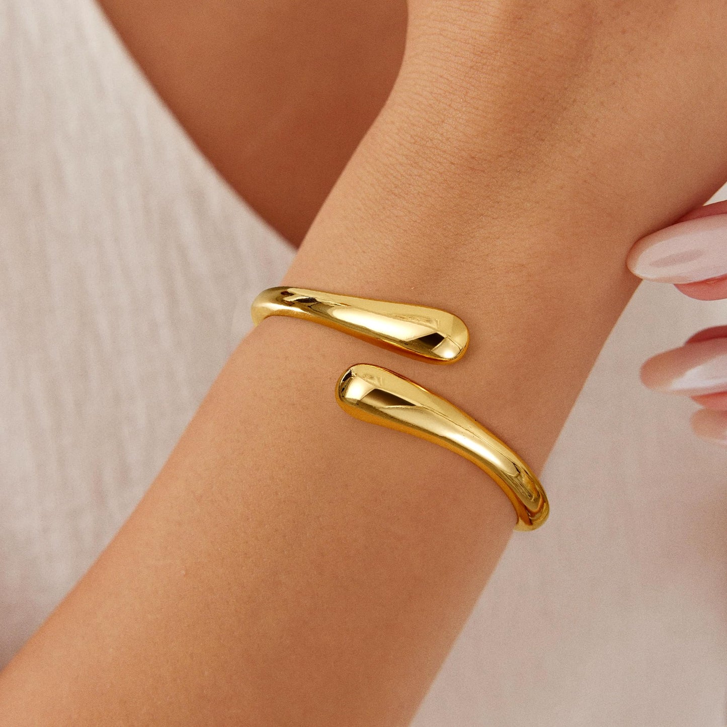 Eaciy Gold Bracelets for Women Trendy - 14K Gold Plated Bangle Bracelet Chunky Adjustable Twist Cuff Gold Bracelet Non Tarnish Waterproof Jewelry for Women Gifts