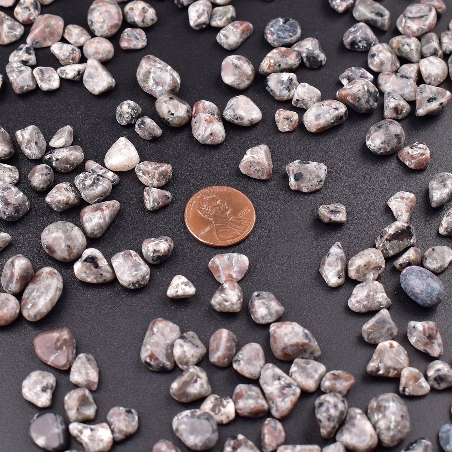 SigMntun Polished Yooperlite Crystal Chips 200 Pcs - 0.3" 10 oz Tumbled Stone Chips Crushed Sea Glass Stones Healing Reiki Crystal Making Home Decoration