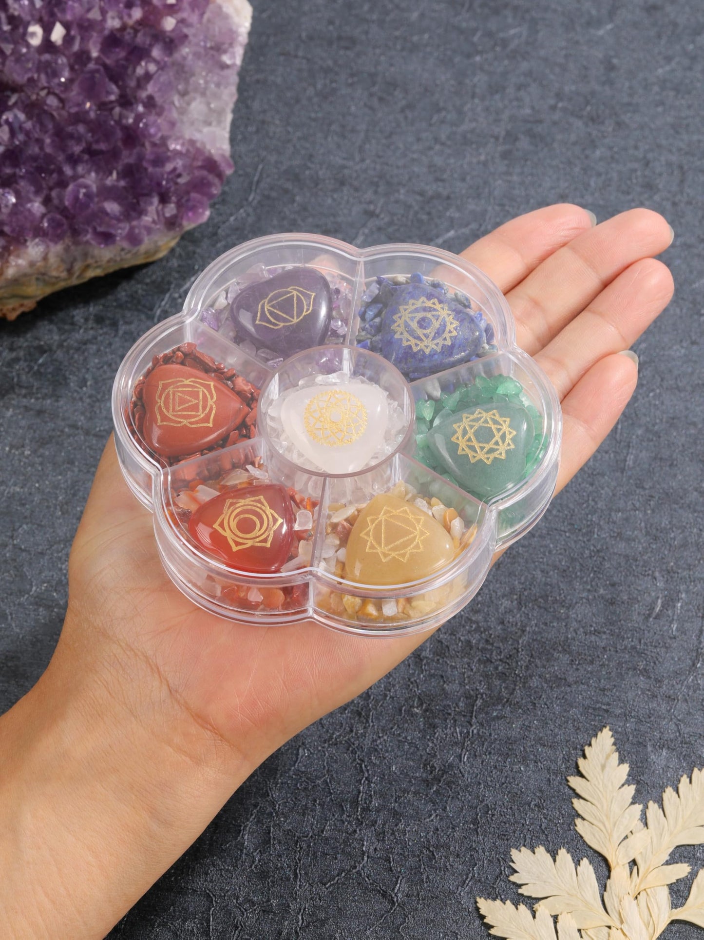 MANIFO 7 Chakra Crystal Stones Set Healing Crystals Gemstones with Heart Shape Engraved Chakra Symbol Polished Chakra Stone for Meditation Balancing Gift for Christmas