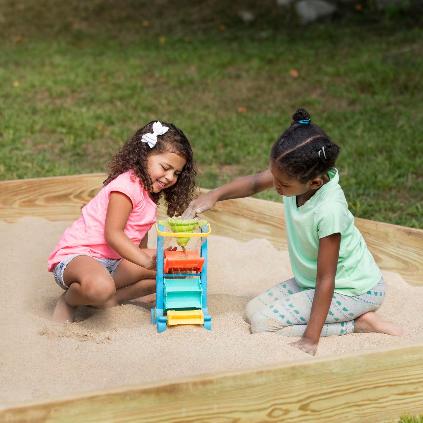 Melissa & Doug Seaside Sidekicks Funnel Fun Sand and Water Toy - Kids Outdoor Toys and Beach Toys for Toddlers, Encourages Sensory Play, Ages 2+
