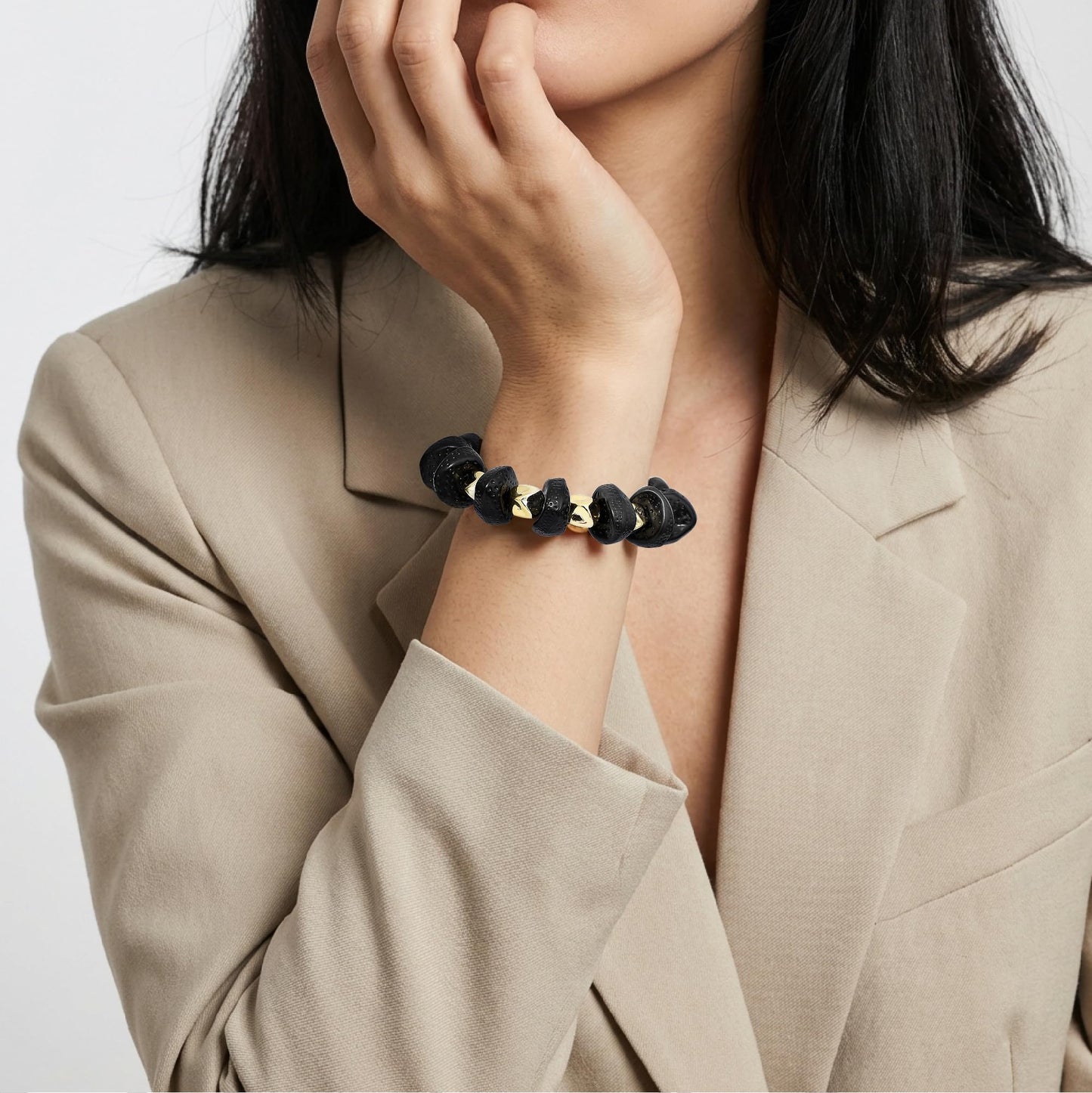 GOOJIDS Simple Beaded Gold Plated Bangles Bracelet Chunky Bamboo Tube Curved Stacking Clear Acrylic Colorful Beads Stretchable Gold Plated Bracelets Set For Women (D-Black&Gold Bracelet)