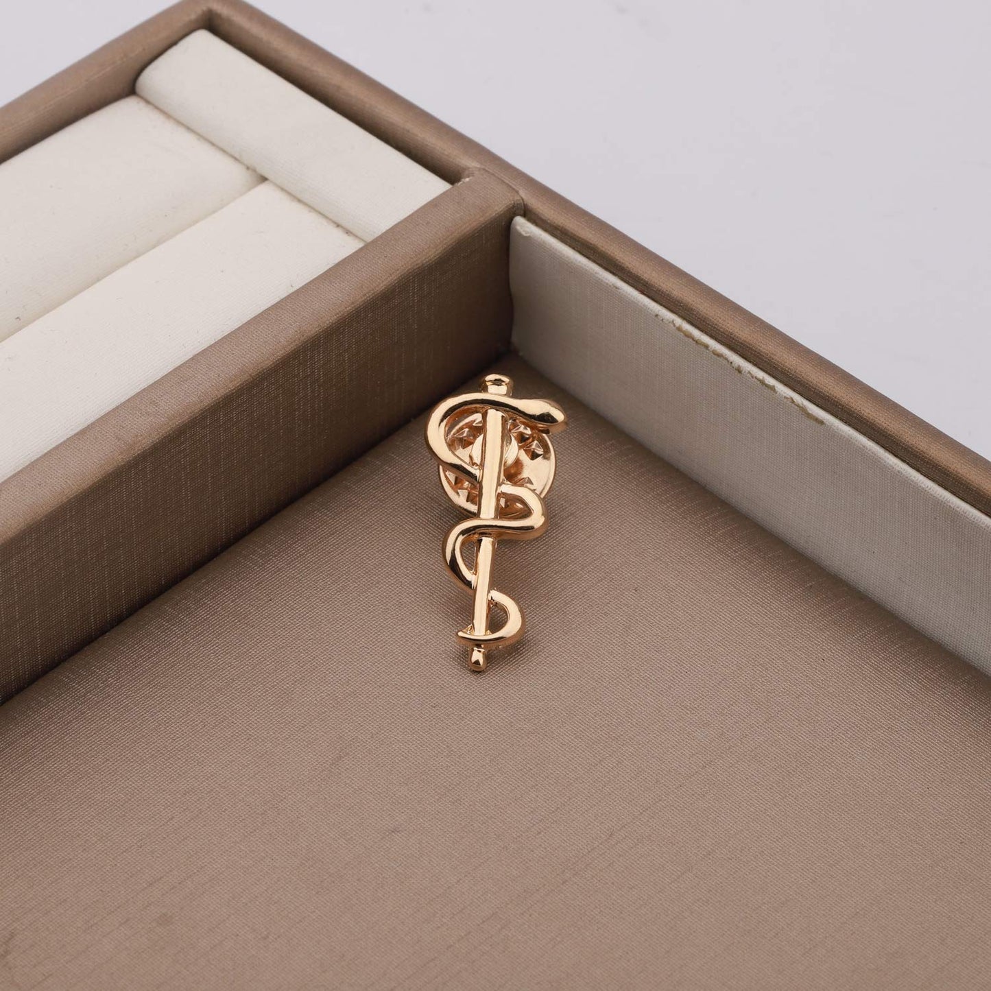 Zuo Bao Medical Jewelry Wand Brooch Label Pin Emblem Pin Medicine Snake Caduceus Nursing Gift for Doctor Nurse Therapeutist (Gold)