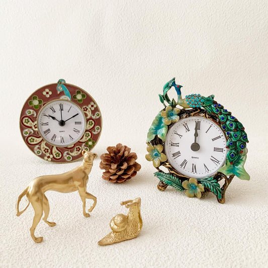 Pasiir Vintage Mini Analog Table Clock, Silent Small Table Clock with Hand-Painted Metal Body and Battery Operated Non-Ticking Clock Core for Shelf, Bedroom, Bedside, Desk, Gift Clock