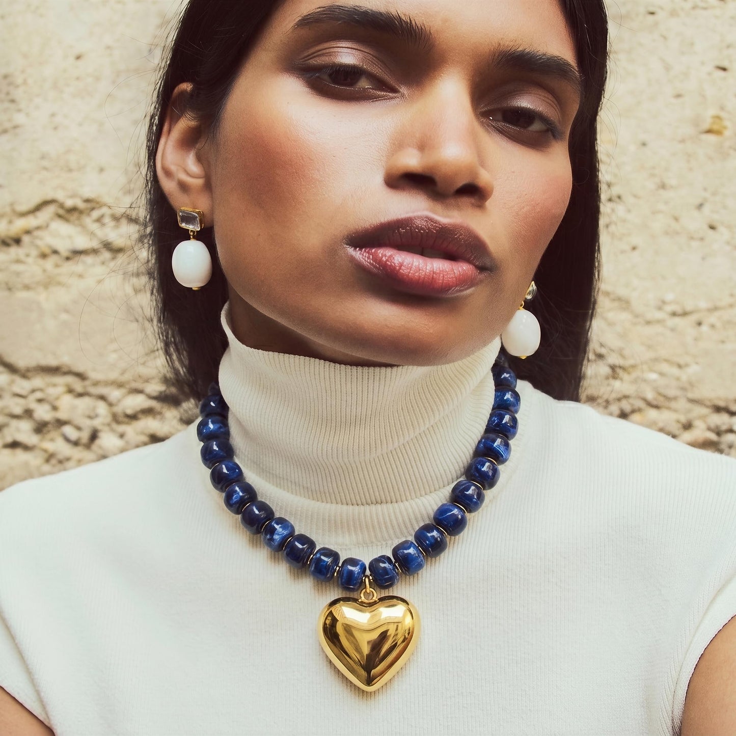 MIUSISHIYU Navy Blue Faux Lapis Lazuli Resin Chunky Necklaces for Women, Trendy Beaded Puffy Gold Heart Pendant Statement Choker, Lightweight Boho Y2K Summer Beach Jewelry