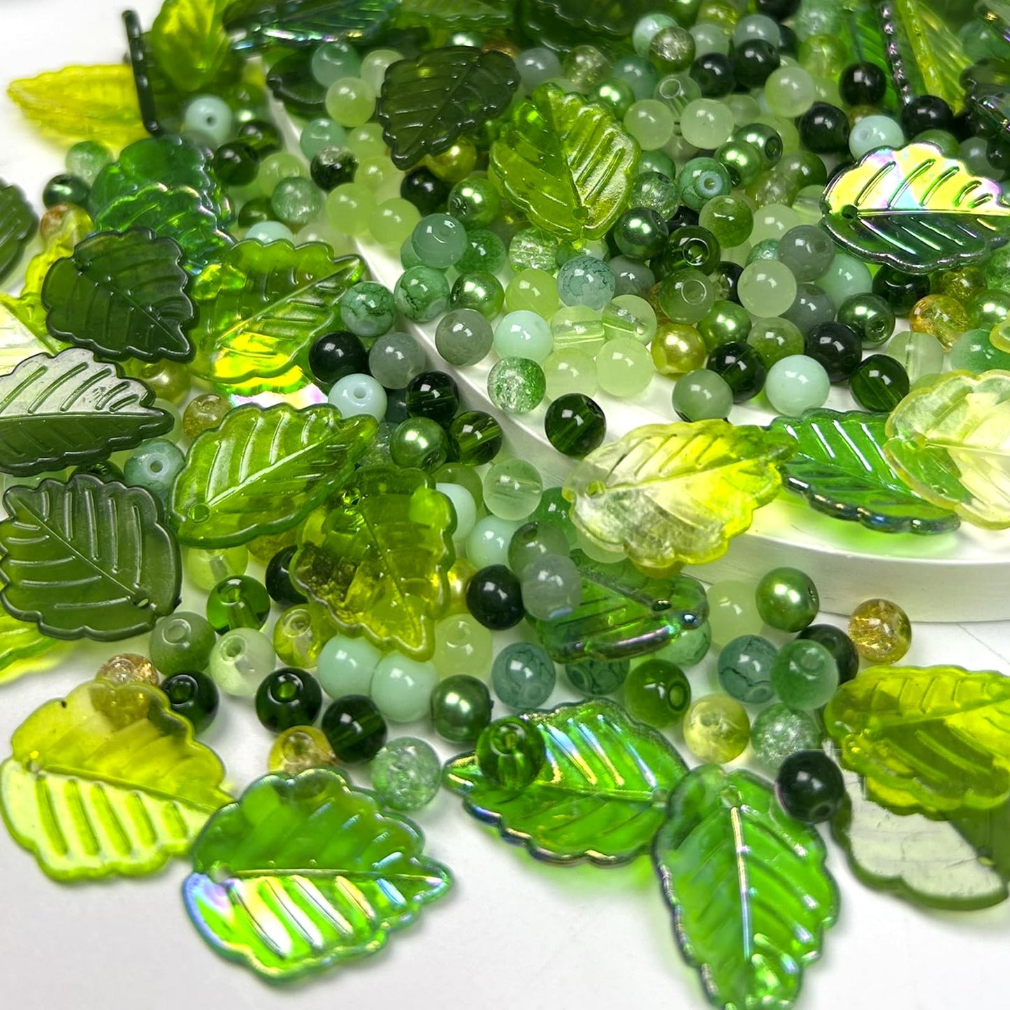 380pcs Green Glass Beads with Acrylic Leaf Beads, Assorted 6mm Round Crystal Crackle Beads Strawberry Leaves for Craft DIY Earring Bracelet Necklaces Wind Chimes