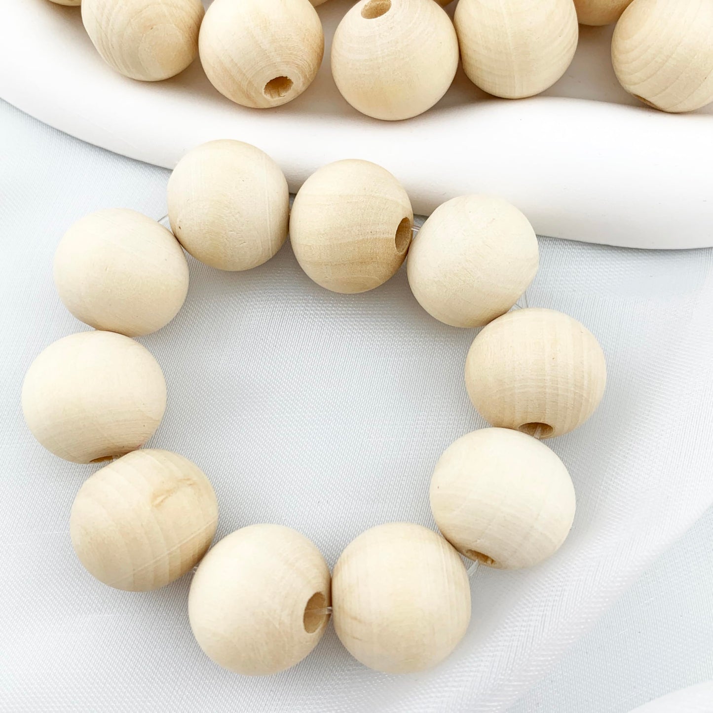 50 Pieces Unfinished Round Wood Beads with Hole, Natural Wood Loose Spacer Beads for DIY Crafts, Garlands, Jewelry Making (30mm)