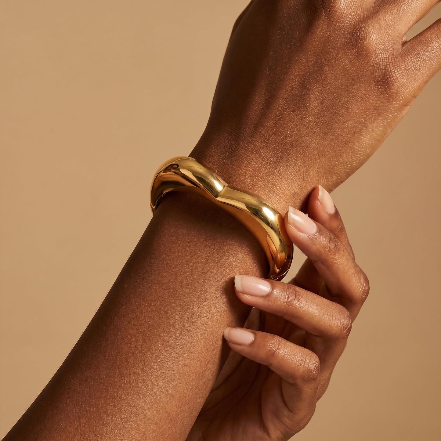 MIJENITI Chunky Gold Bangle Bracelets for Women, Dainty Heart Bangles, Trendy Statement Cuff Bracelet Fashion Jewelry Gifts