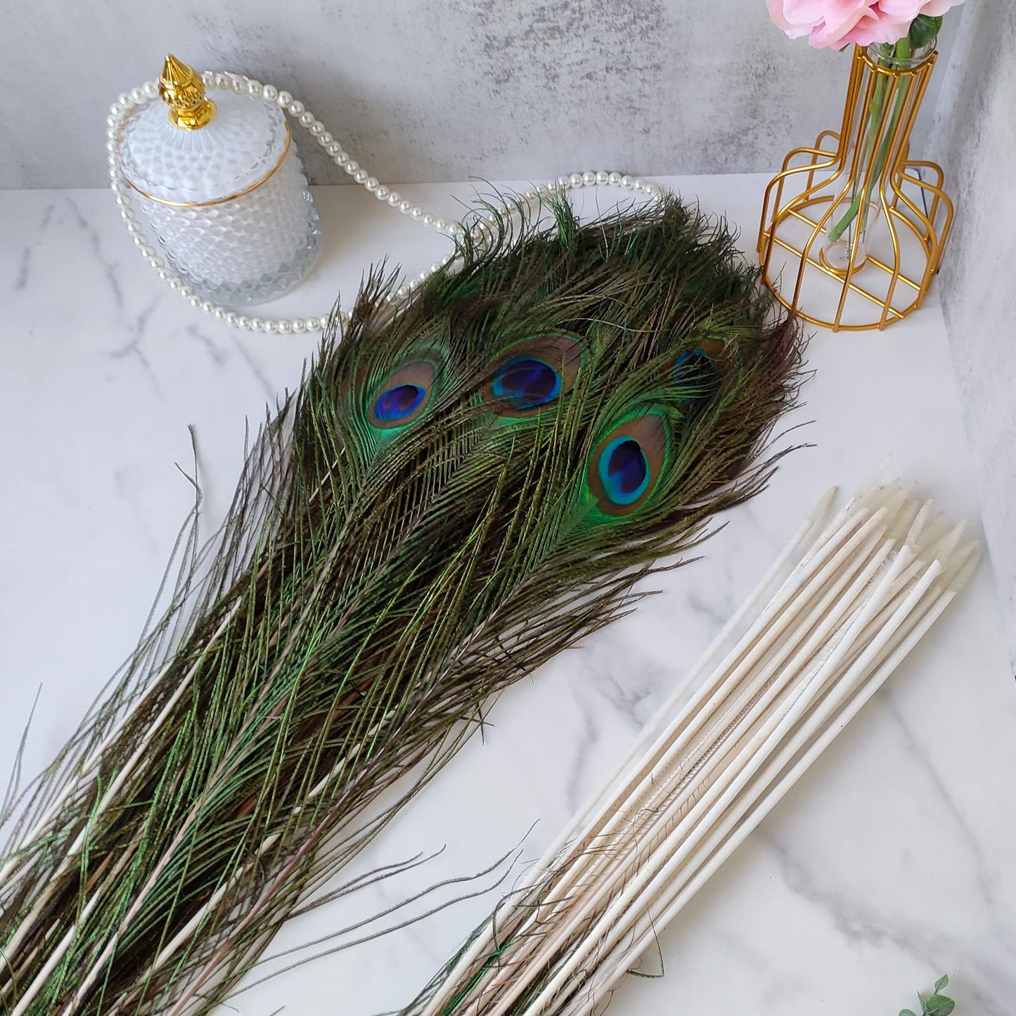 THARAHT 24pcs Peacock Feathers Natural Long in Bulk 30-32 inch(75-80 cm) for Floral Arrangements DIY Craft, Wedding Home Party Holiday Decoration Peacock Feathers