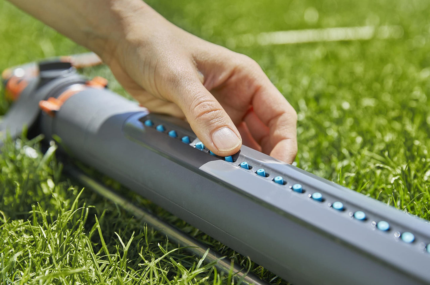 GARDENA 20570 | Up to 3800 sq ft - AquaZoom Adjustable Oscillating Yard Sprinkler, for Watering Large Area Lawn and Garden. Aquazoom Outdoor oscillating Sprinkler has Wide Heavy Duty Base.