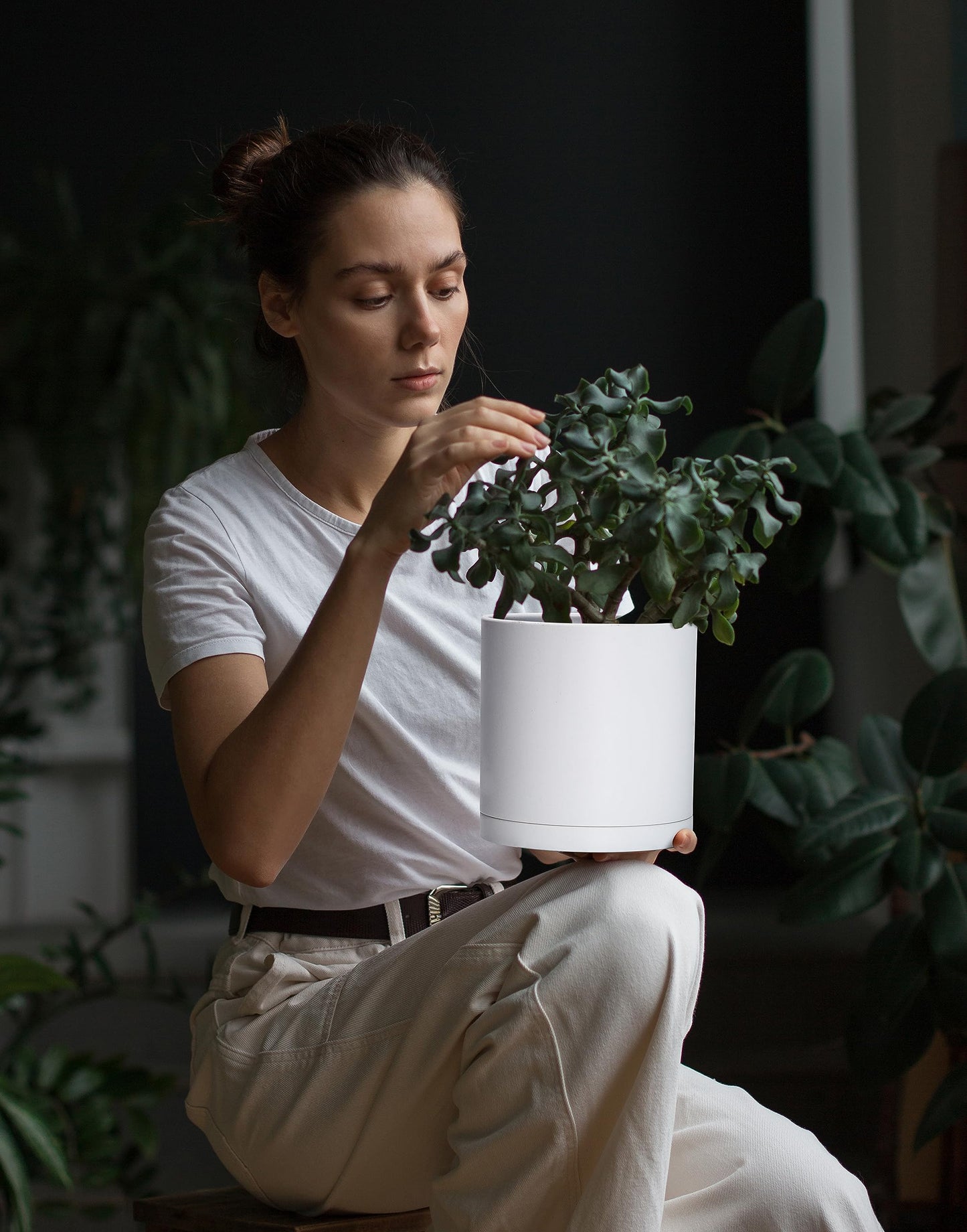 D'vine Dev 2 Pack 6.5 Inch Modern Plastic Plant Pots, Small Garden Planters for Plant with Drainage Holes and Saucers, White Color, 74-Z-L-1