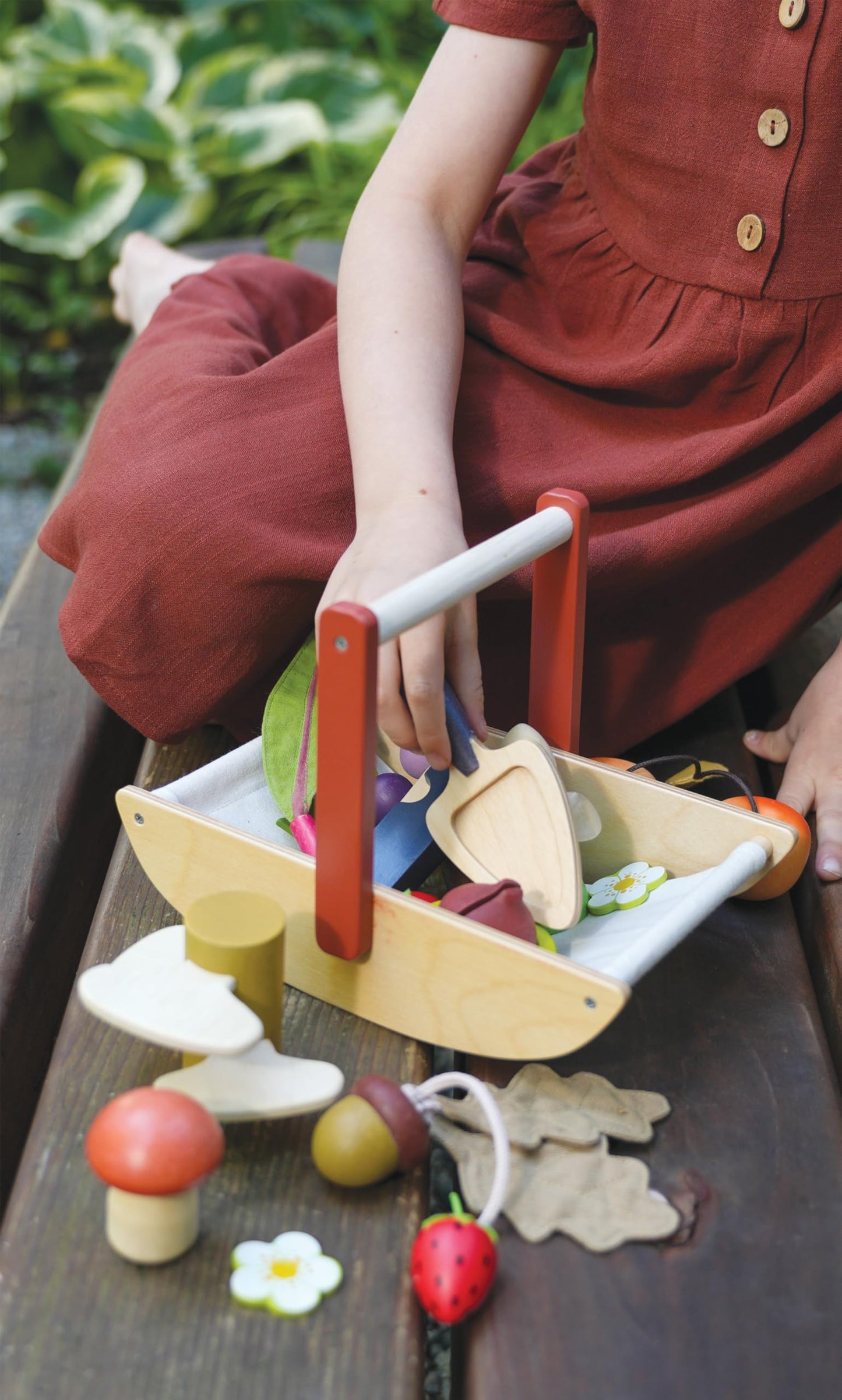 Tender Leaf Toys - Wild Wood Foraging Trug - Wood Nature Play Set with 15 Pretend Forest Finds - Includes Pocket Knife, Trowel, Recipe Leaflet - Encourages Imaginative Play, Sparks Curiosity - Age 3+