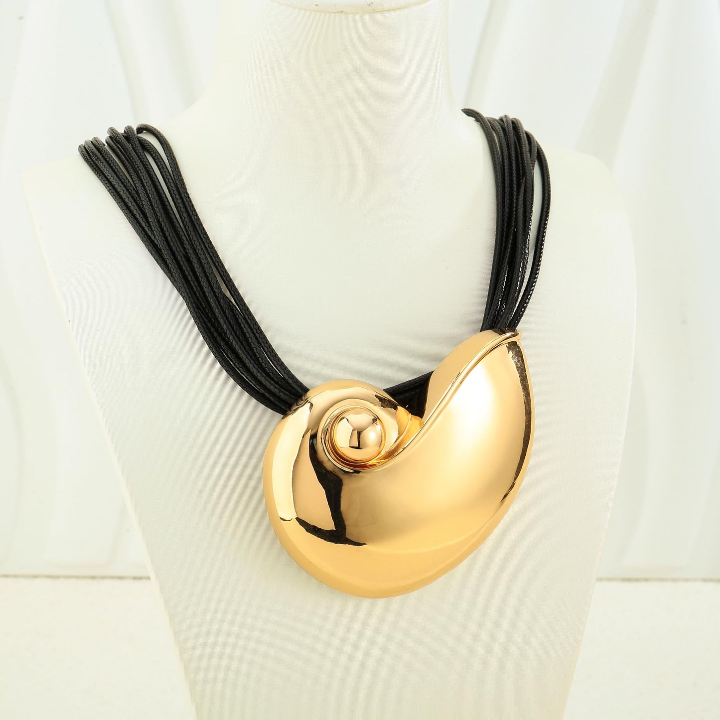WOWORAMA Chunky Conch Shell Necklace for Women Heavy Gold Sea Snail Shell Necklaces Little Mermaid Leather Choker Necklaces Sea Witch Cosplay Necklace Holiday Jewelry