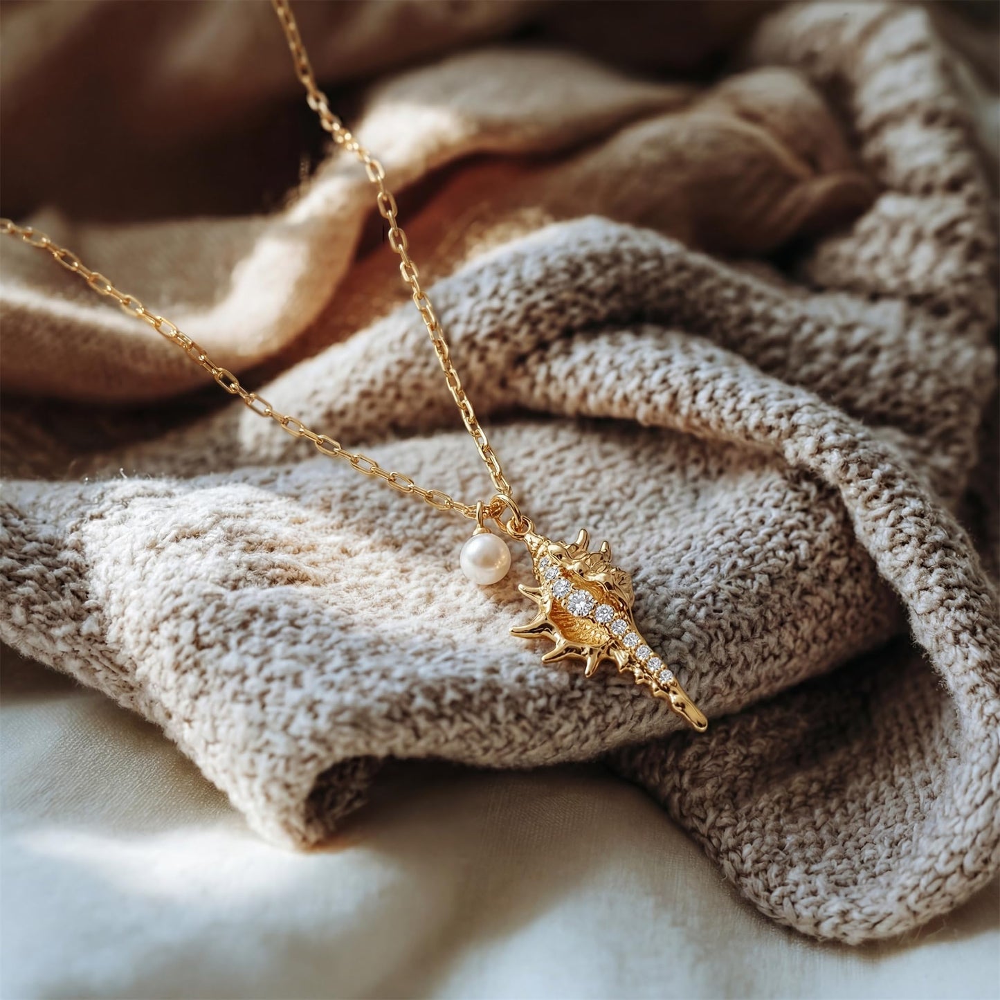 MEVECCO Dainty Gold Conch Pendent Necklace for Women 18K Gold Plated Conch Necklace Boho Beach Handmade Ocean Jewelry for Holiday