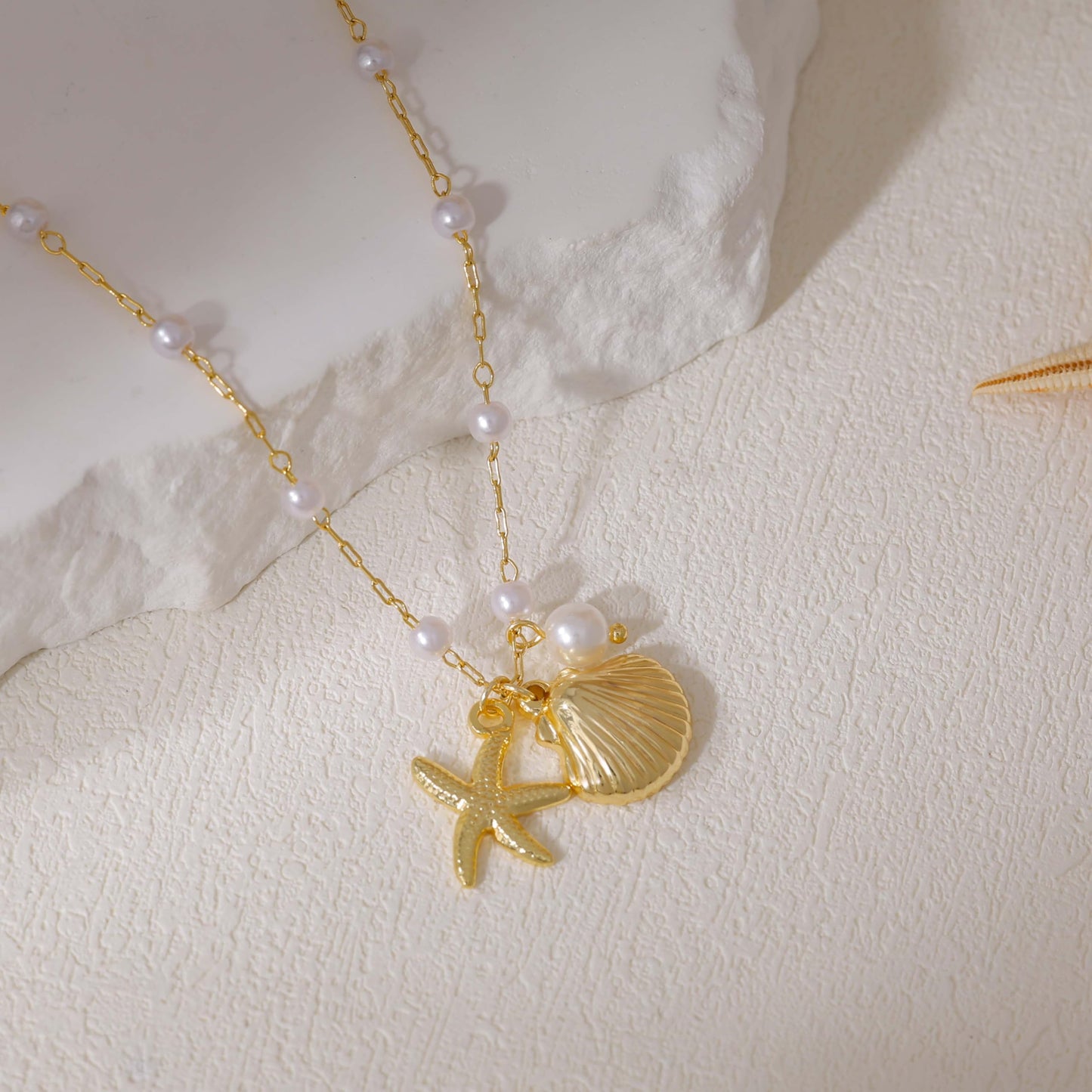Charm Necklace for Women, 14k Gold Plated Boho Summer Shell Necklace Cute Gold Necklaces for Women Trendy Beach Pearl Seashell Pendant Necklaces Fashion Waterproof Summer Jewelry