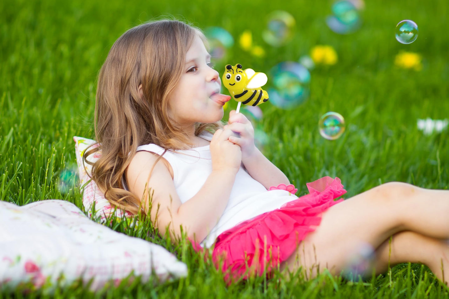 Bee Candy – 24 Individually Wrapped Lemon Flavored Suckers – Honey Bee Party Favors, Baby Showers, Edible Cupcake Toppers, Dessert Table Treats, Goodie Bag Lollipops for Kids