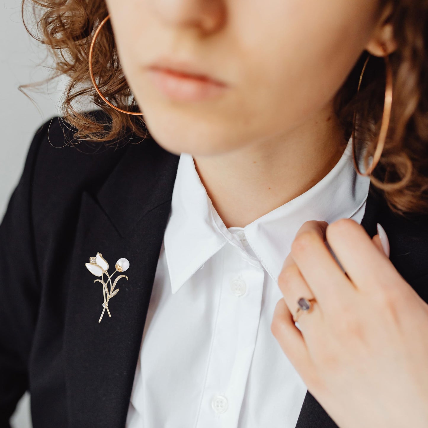 EMEGCY White Tulip Brooch for Women Gold Tulip Brooches Pins White Rhinestone Flower Lapel Pin Dress Accessories 18k Gold Plated Jewelry for Wife Mom