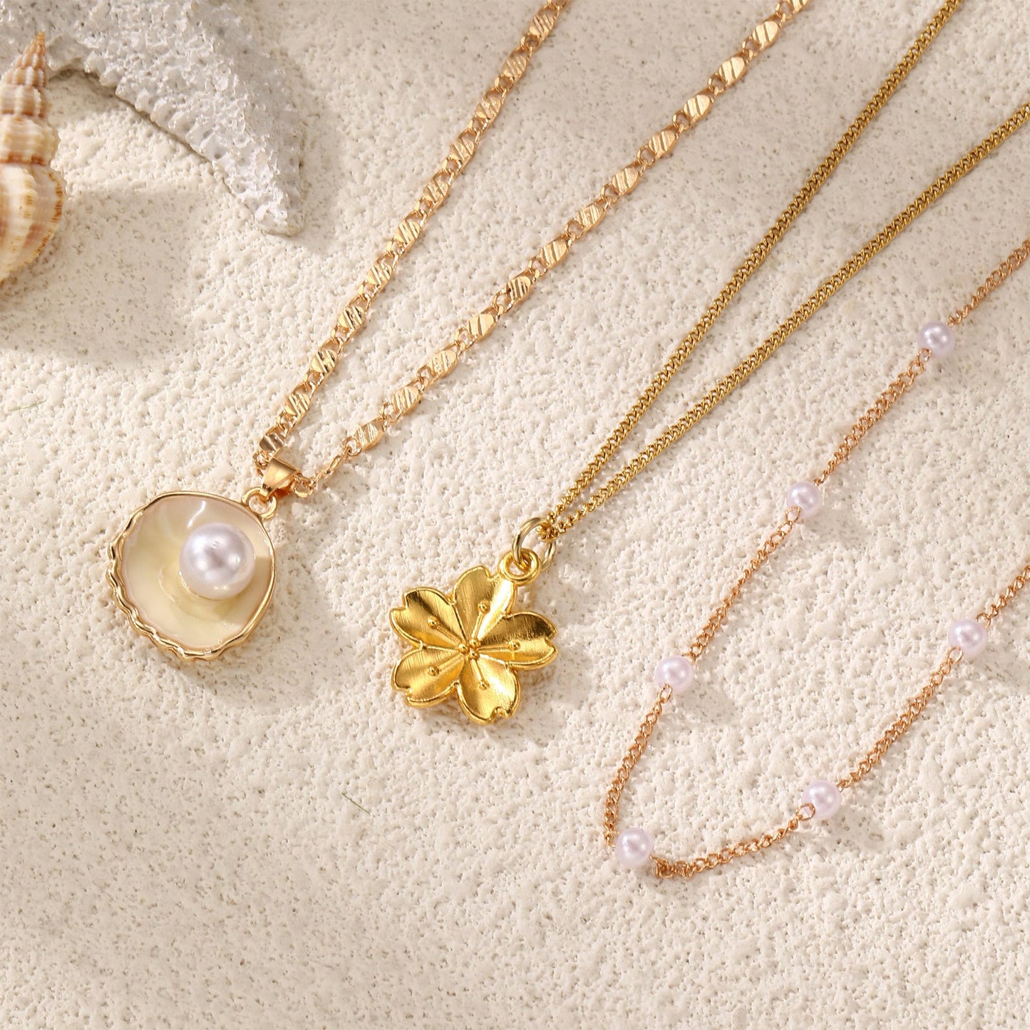 Drogomen Charm Necklaces for Women Layered Pearl Shell Choker Necklace Hibiscus Flower Necklace Beach Outfits for Vacation Summer Beach Hawaiian Jewelry for Women (CW)