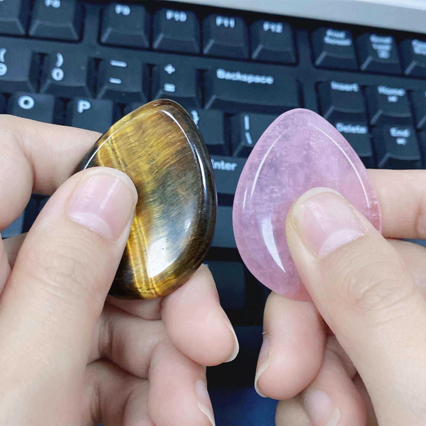QINJIEJIE 2PCS Worry Stone Tiger's Eye Rose Quartz Crystals Sets Hand Carved Thumb Stones Pocket Gemstones Meditation Healing Crystal Reiki Natural Relax Palm Stone for Anxiety Therapy Relief