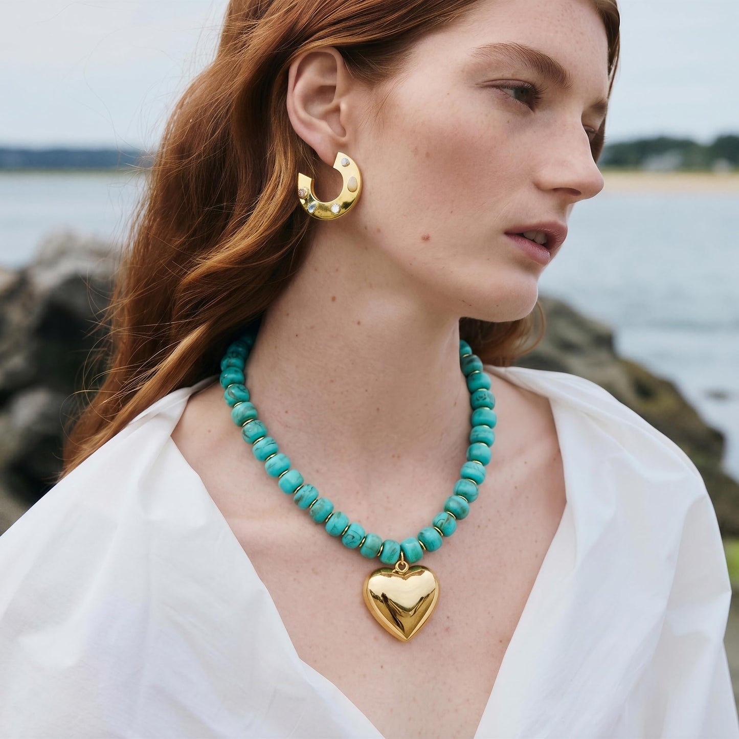 MIUSISHIYU Turquoise Blue Faux Stone Resin Chunky Necklaces for Women, Trendy Beaded Puffy Gold Heart Pendant Statement Choker, Lightweight Boho Y2K Summer Beach Jewelry