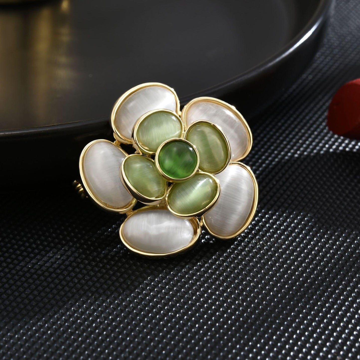 EMEGCY Camellia Brooch for Women Camellia Flower Brooch Pin 18K Gold-plated Flower Lapel Pin Jewelry Gifts for Mom Wife Birthday Valentine's Day