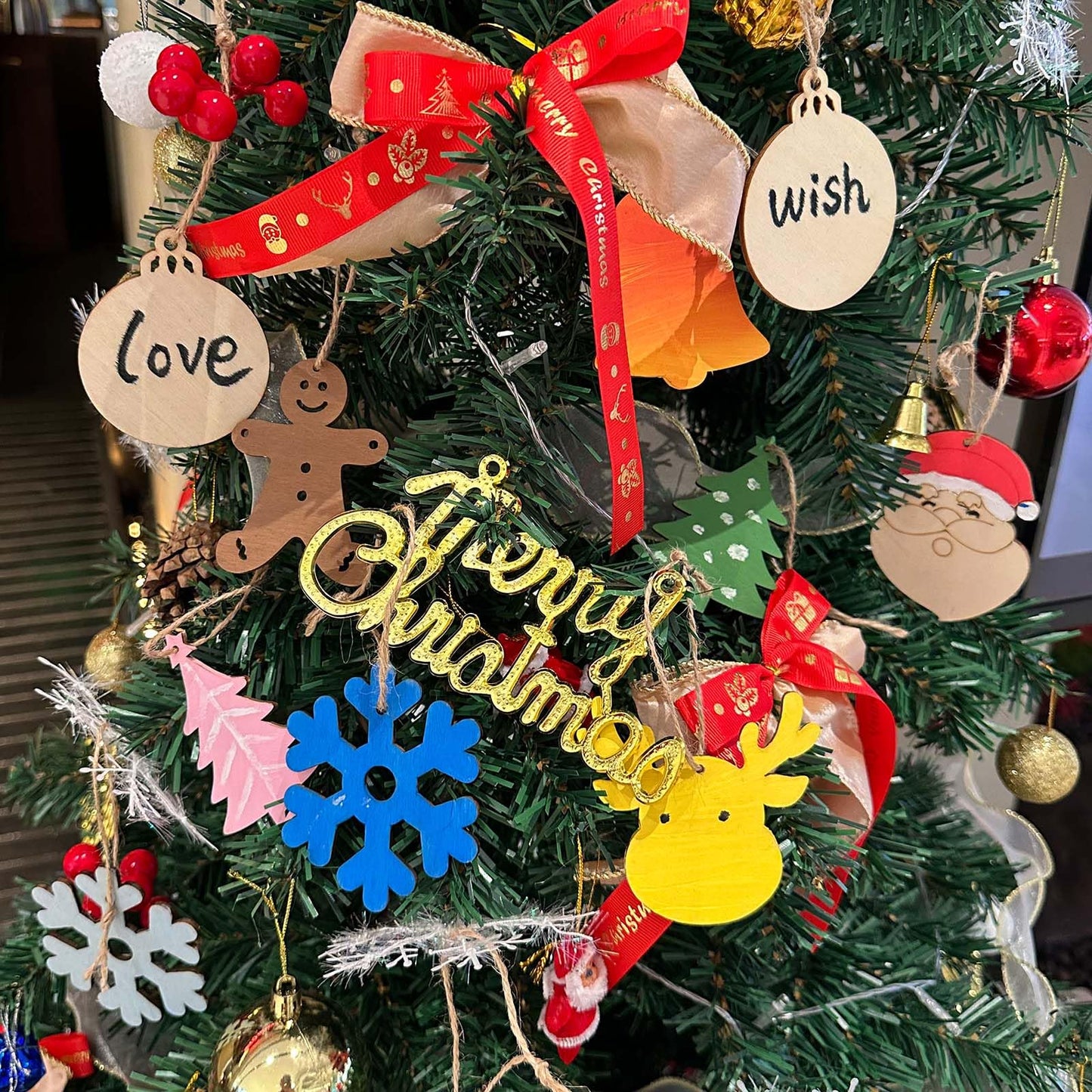 WeCraftool Christmas Crafts,100pcs DIY Wooden Ornaments for Crafts Arts,Stocking Stuffers Gifts for Ages 4 5 6 7 8+ Years Kids Boys Girls-Unfinished Wood Slices with Painting Kit Christmas Ornaments