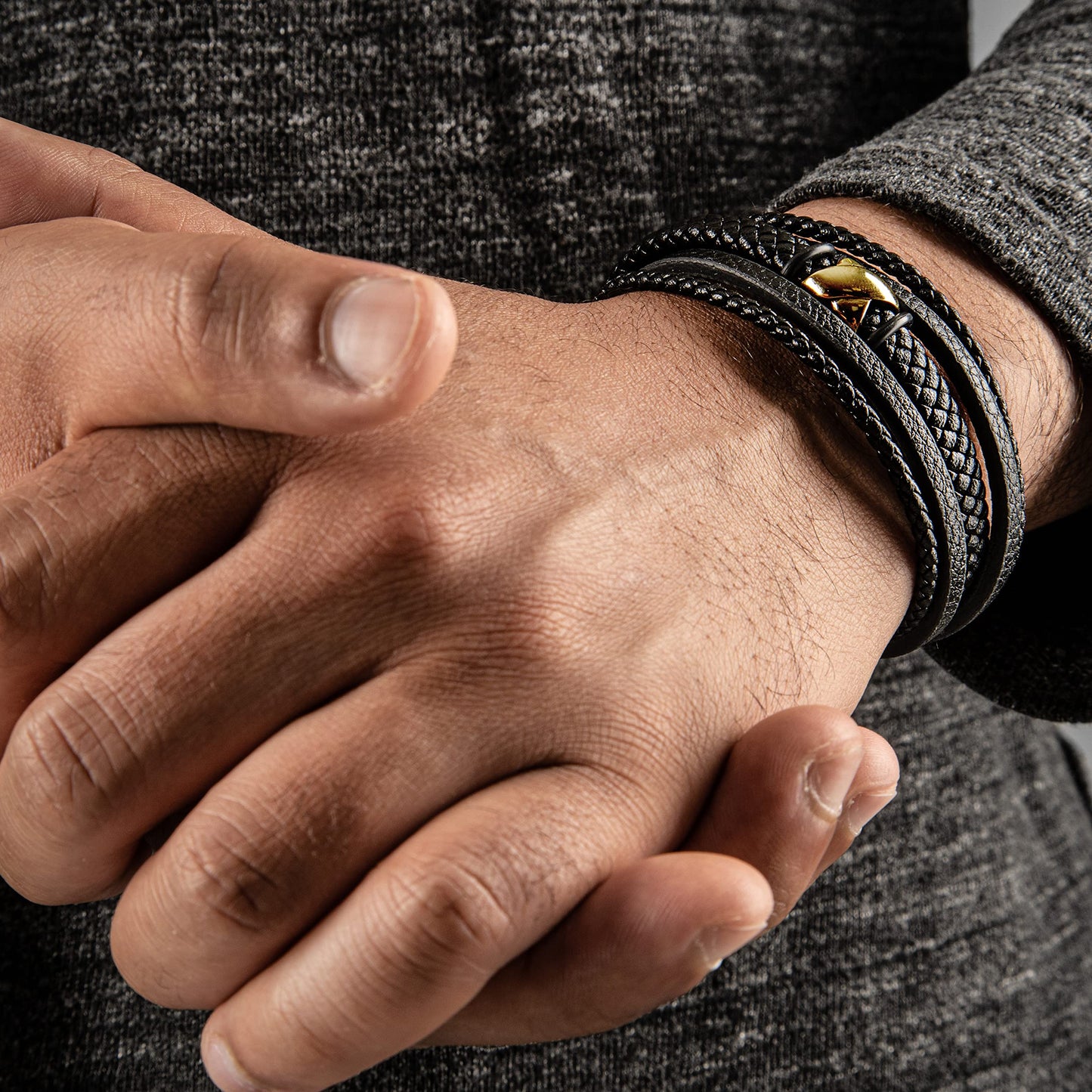 SERASAR Pulseras para hombre 23cm Oro, Caja de regalo, Piel vaca genuina trenzada, Cierre magnetico ajustable, Envoltura multicapa, Joyero, Cuerda hombre, Accesorios joyeria