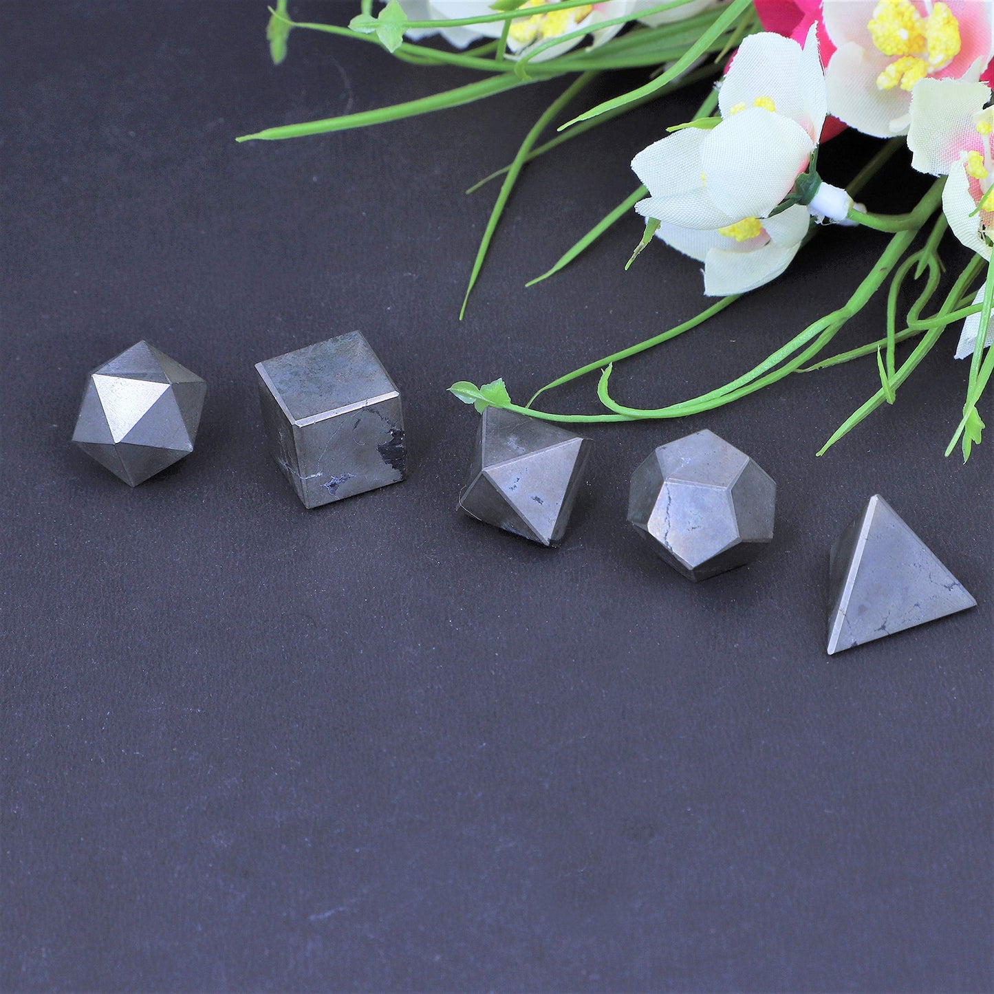 Crocon® Golden Pyrite 5pcs Platonic Solids Crystal Geometry Set Platonic Solids Sacred Geometric Stones for Meditation Reiki Balancing Healing Chakra Stone Cleansing Spiritual Good Luck 15-20 mm