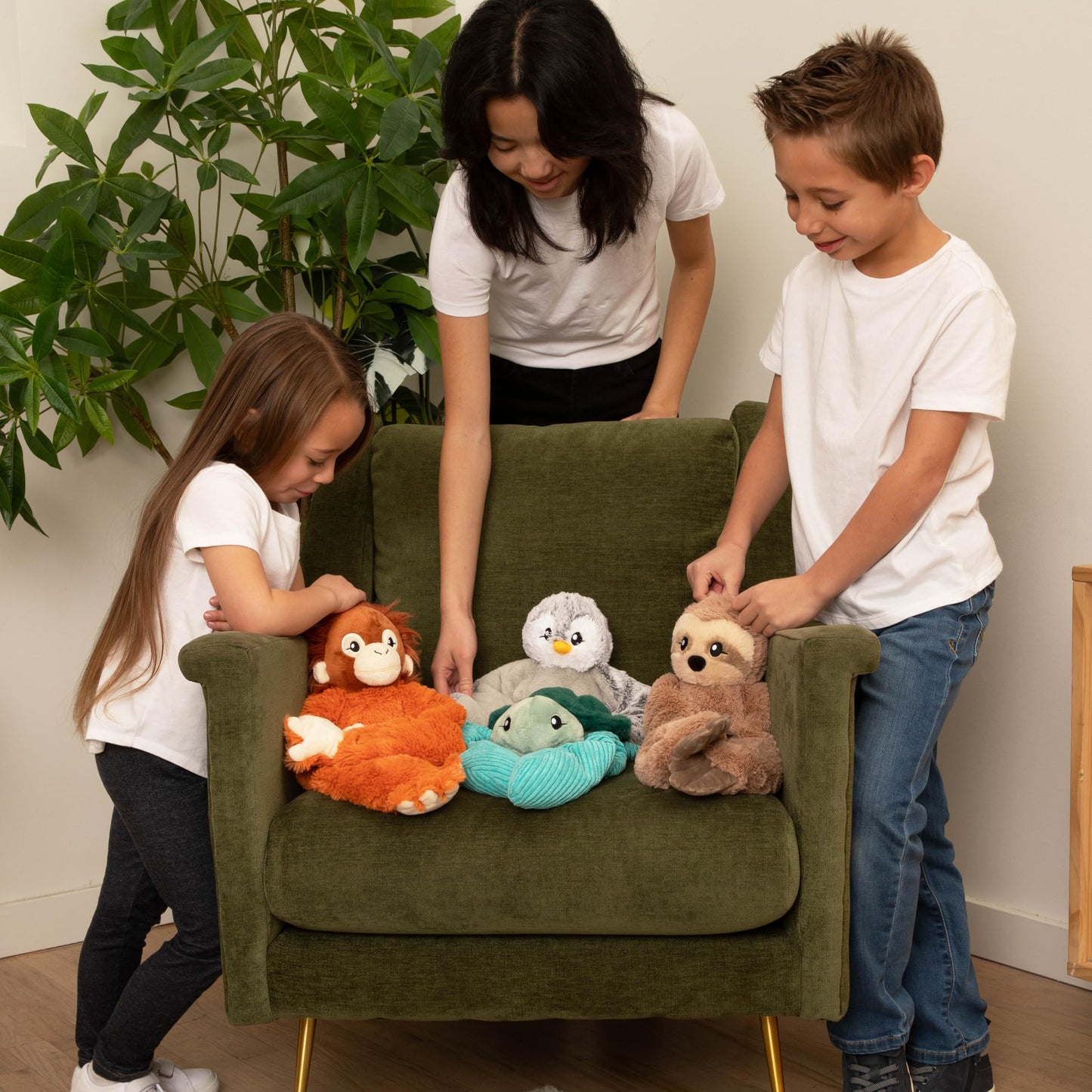 HUGIMALS Hugarounds Sawyer the Sloth 2.5 lb Microwaveable & Freezable Weighted Plush Neck & Shoulder Wrap | Soothing, Comforting Hugs for Self-Care & Relaxation | Unscented for Ages 2+