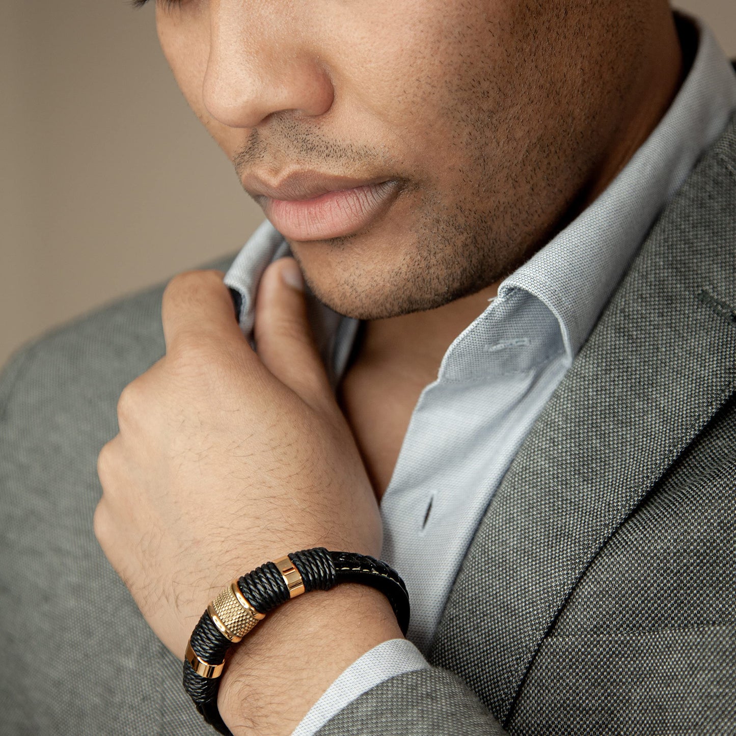 SERASAR Pulsera de oro para hombre 17cm con caja regalo hombre, trenzas piel vaca, cierre magnetico ajustable, joyero multicapa, joyeria cuerda magnetica masculina