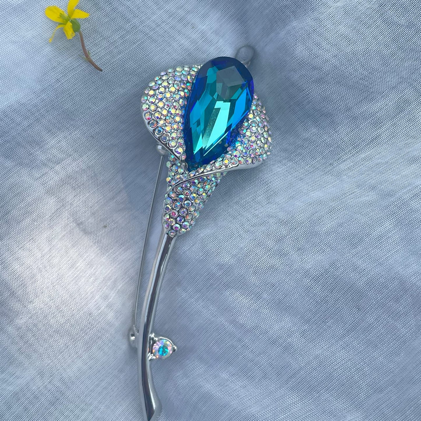 AILONMEI Elegant Pearl Flower Designer Brooch Pins Broches Costume Jewelry For Women Fashion Christmas Gift (Blue Calla Lily)