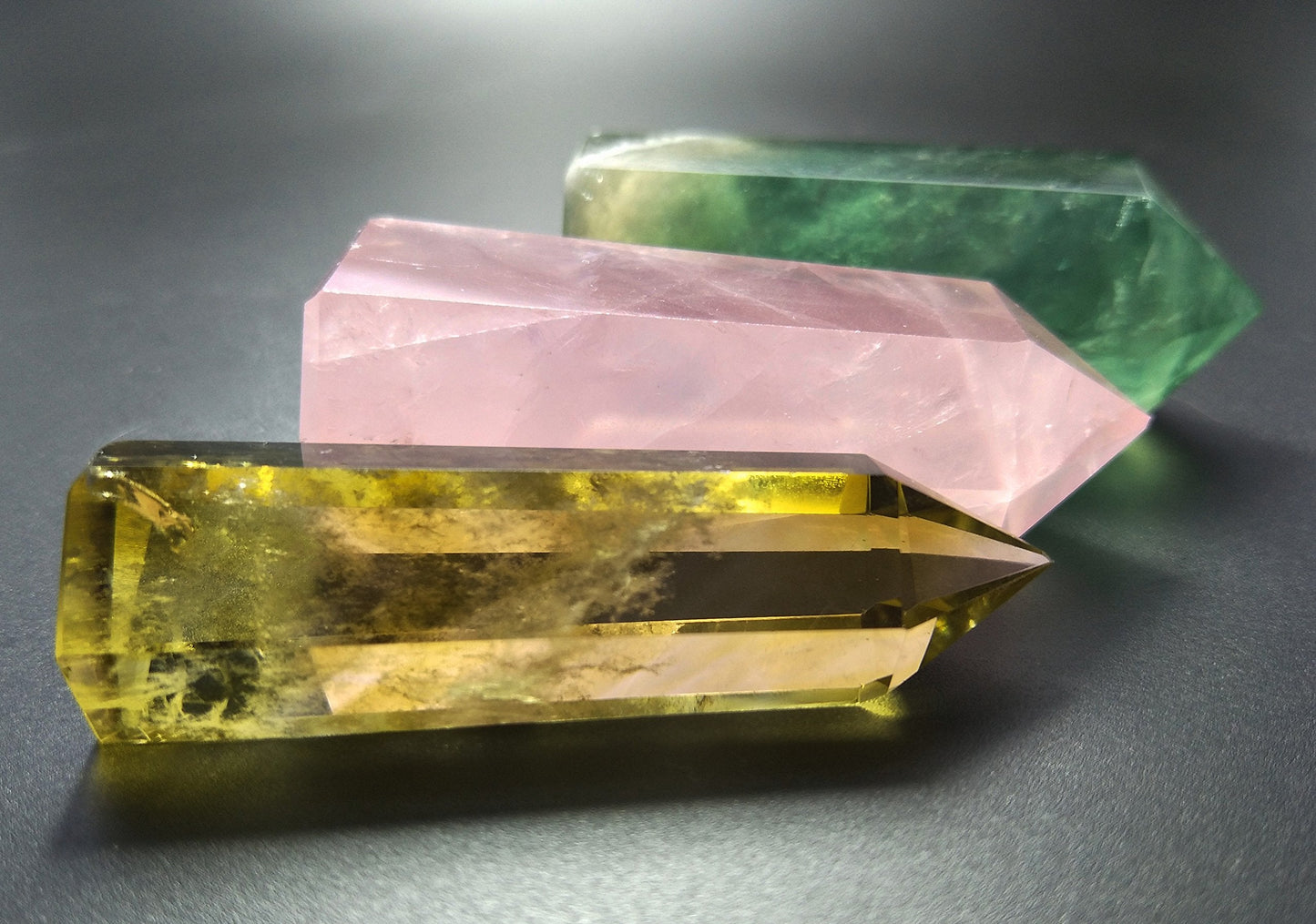 Set of 3 Natural Crystal Wands – Rose Quartz, Citrine (Yellow Quartz) & Fluorite, Faceted & Pointed Energy Wands for Reiki, Chakra Meditation, Crystal Healing, Crystal Decor & Home Décor