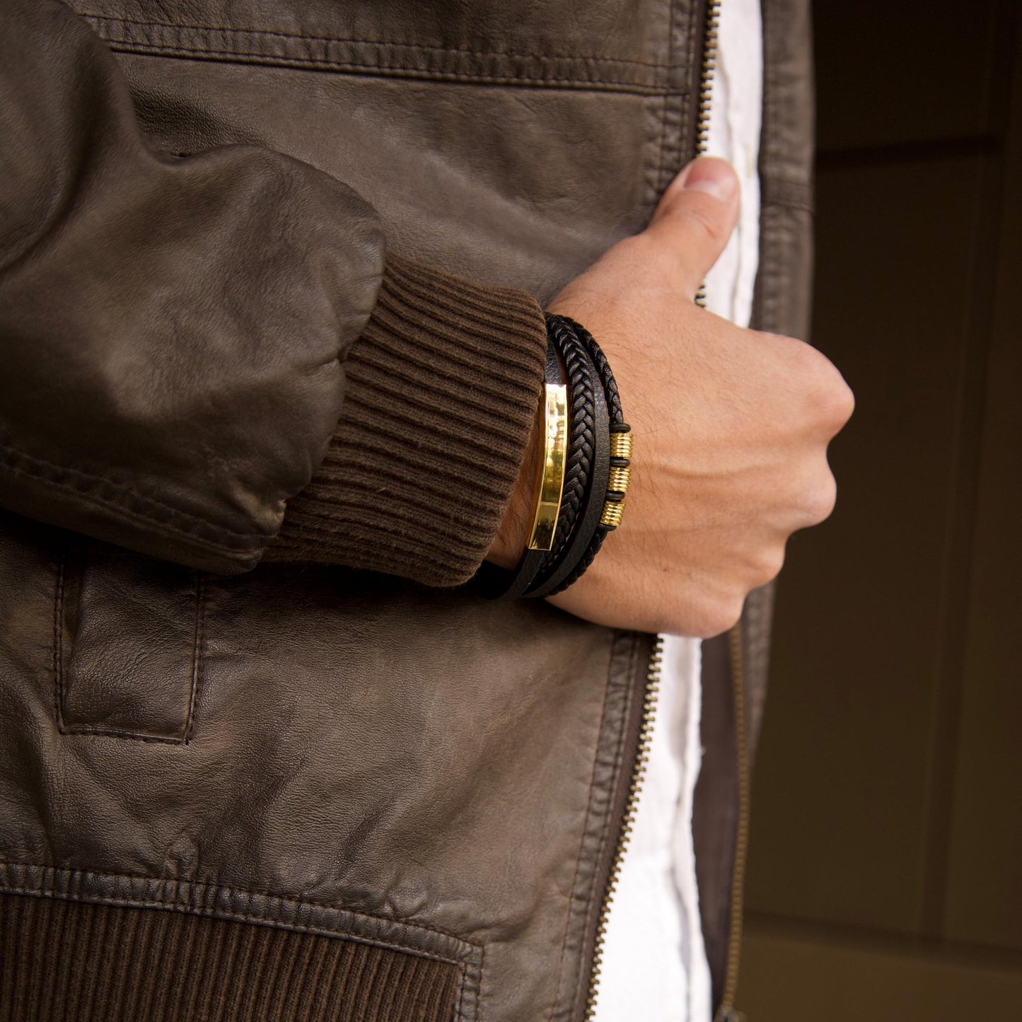 SERASAR Pulseras para hombre Caja de regalo oro 23cm Piel vacuno trenzada cuero genuino Cierre magnético ajustable joyería múltiples capas Hombres