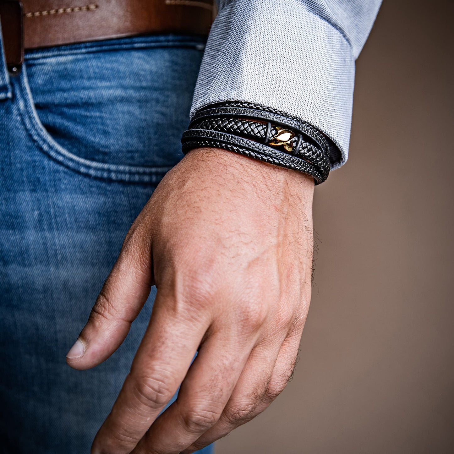 SERASAR Pulseras para hombre 23cm Oro, Caja de regalo, Piel vaca genuina trenzada, Cierre magnetico ajustable, Envoltura multicapa, Joyero, Cuerda hombre, Accesorios joyeria