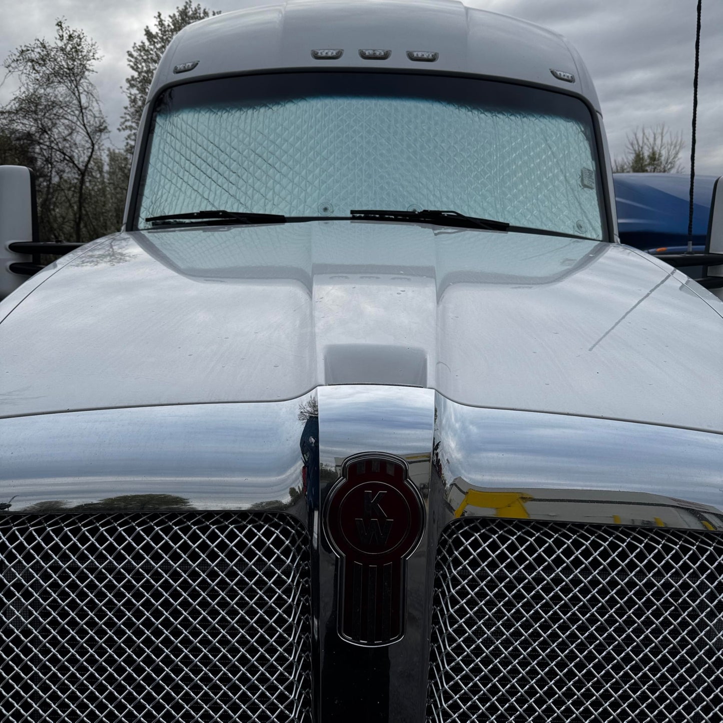 Sun Shield – 3-Layer Insulated Blackout Window Cover – Compatible with Kenworth T680 Semi Truck – Heat & UV Protection, Enhanced Privacy, Easy Install & Removal for Cab Interior Comfort