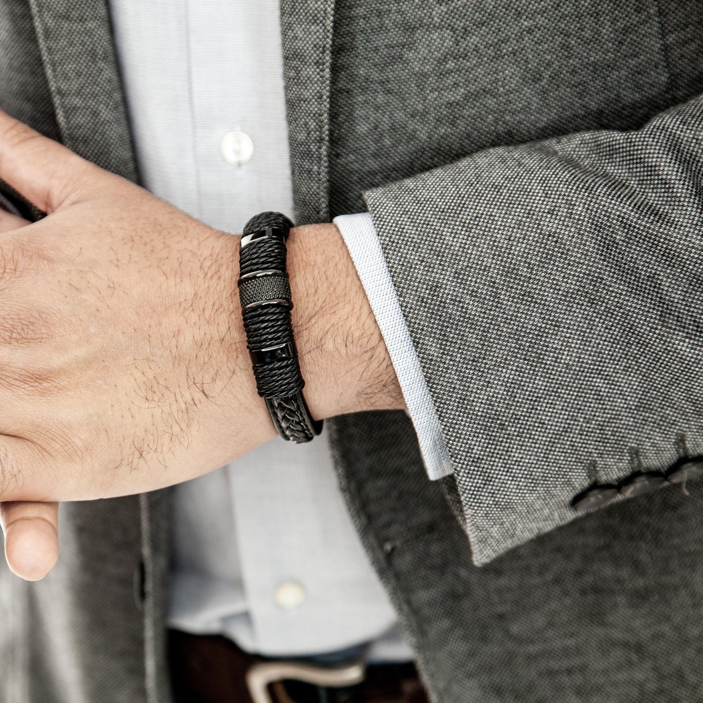 SERASAR Hombres Pulsera de cuero negro 23cm Brazalete Hombre Regalo Caja envuelta en genuina multicapa para Cierres magneticos Joyas